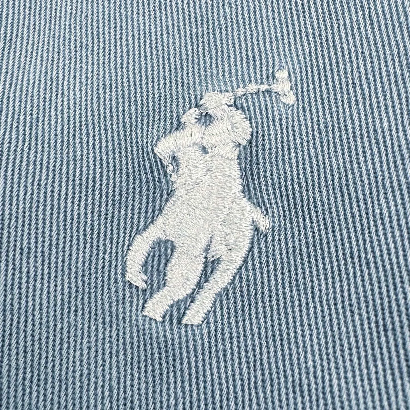 🅿️500 Ralph Lauren pony embroidered zipper jacket. The original version was purchased for 4,161 and developed. The fabric is made of customized cloud velvet blue twill cotton. It is soft and silky, comfortable and close to the skin. The cloud blue is the main tone. It has a life attitude color. The exquisite white pony logo is embellished. It is highly recognizable. It has an atmosphere of freedom and vitality. Pure and smart color symphony. Reconstruct the classic with a neat version. Soft but not crumbling. Light but boned. A sense of high-level relaxation comes to your face. Interpret effortless fashion, using imported machine embroidery technology. Use advanced computer control systems and precision mechanical components to achieve the iconic pony embroidery operation. High precision. The lines are smooth and delicate. The template machine opens the bag. The preset template guides the position of the bag. The shape and size. The accuracy ensures the quality of the bag opening effect. The hem is made in one go using a three-needle waist-drawing machine. The elastic band and the fabric are sewn together in the same process using the machine's special needle position and feeding mechanism. The three-needle design is stronger and can distribute pressure evenly. Ensure that the elastic band and the fabric are closely attached. Follow the original color system for dyeing and overprinting. Prioritize the original color and fabric material to select a special dye, then heat it to the appropriate temperature, perform dip-dyeing treatment, and finally perform color overlaying. Size:S-M-L-XL